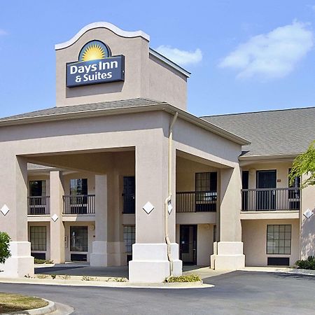 Days Inn & Suites By Wyndham Fort Valley Exterior photo