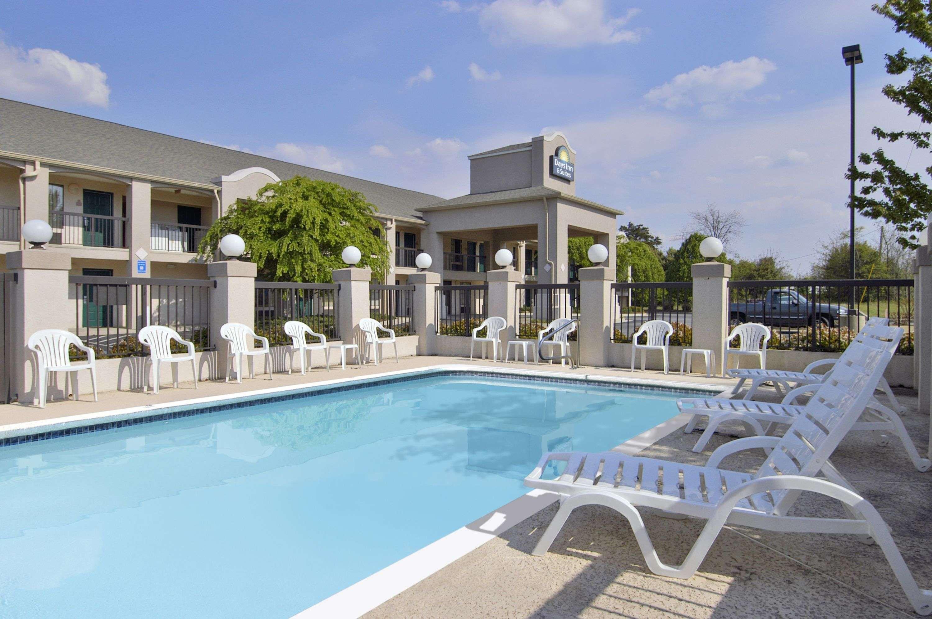 Days Inn & Suites By Wyndham Fort Valley Exterior photo