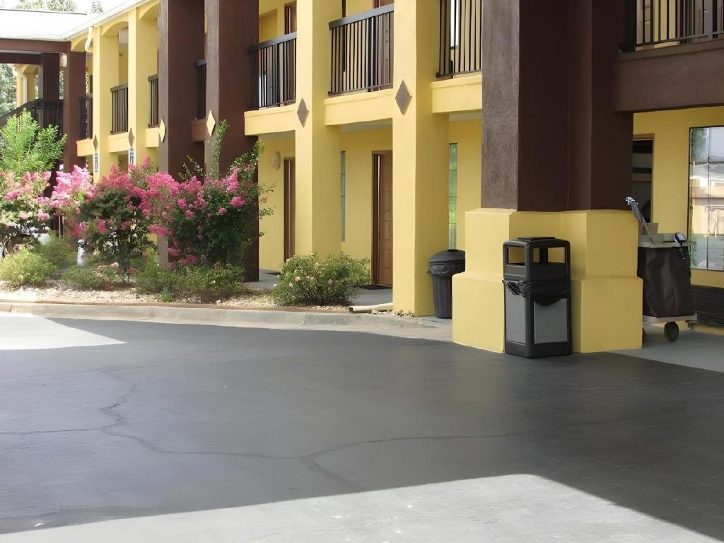 Days Inn & Suites By Wyndham Fort Valley Exterior photo