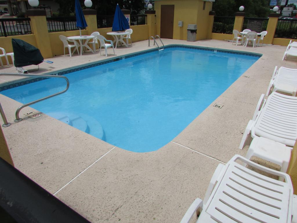 Days Inn & Suites By Wyndham Fort Valley Exterior photo