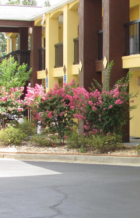 Days Inn & Suites By Wyndham Fort Valley Exterior photo